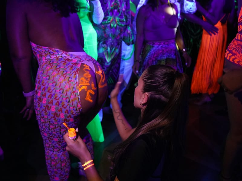 Desire Hong Kong Singapore Cruise 2028 26 DHKSC2028-Sitio-Travel-Gallery-07-Neon-Night-800x600px