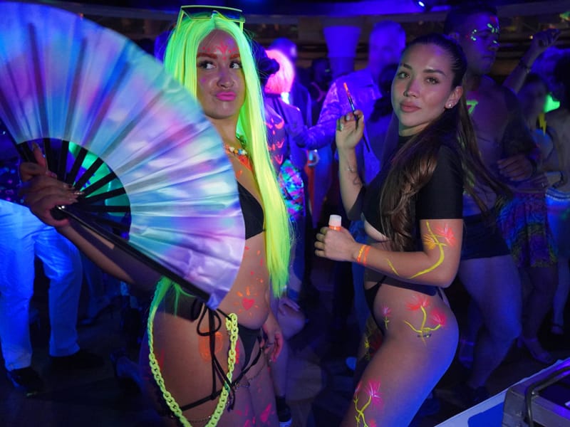 Desire Hong Kong Singapore Cruise 2028 30 DHKSC2028-Sitio-Travel-Gallery-11-Neon-Night-800x600px